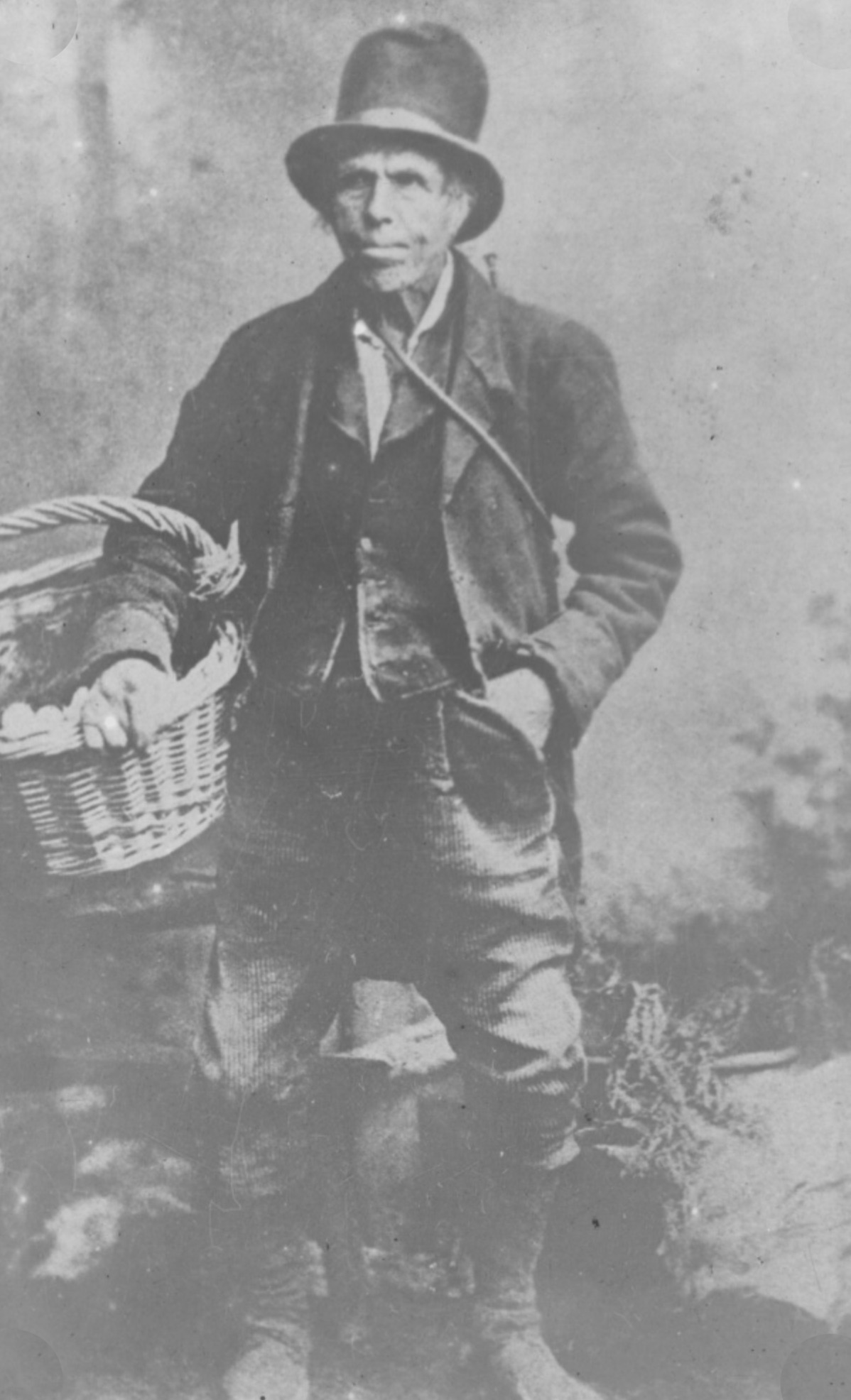 Irischer Mann mit Korb in der rechten Hand